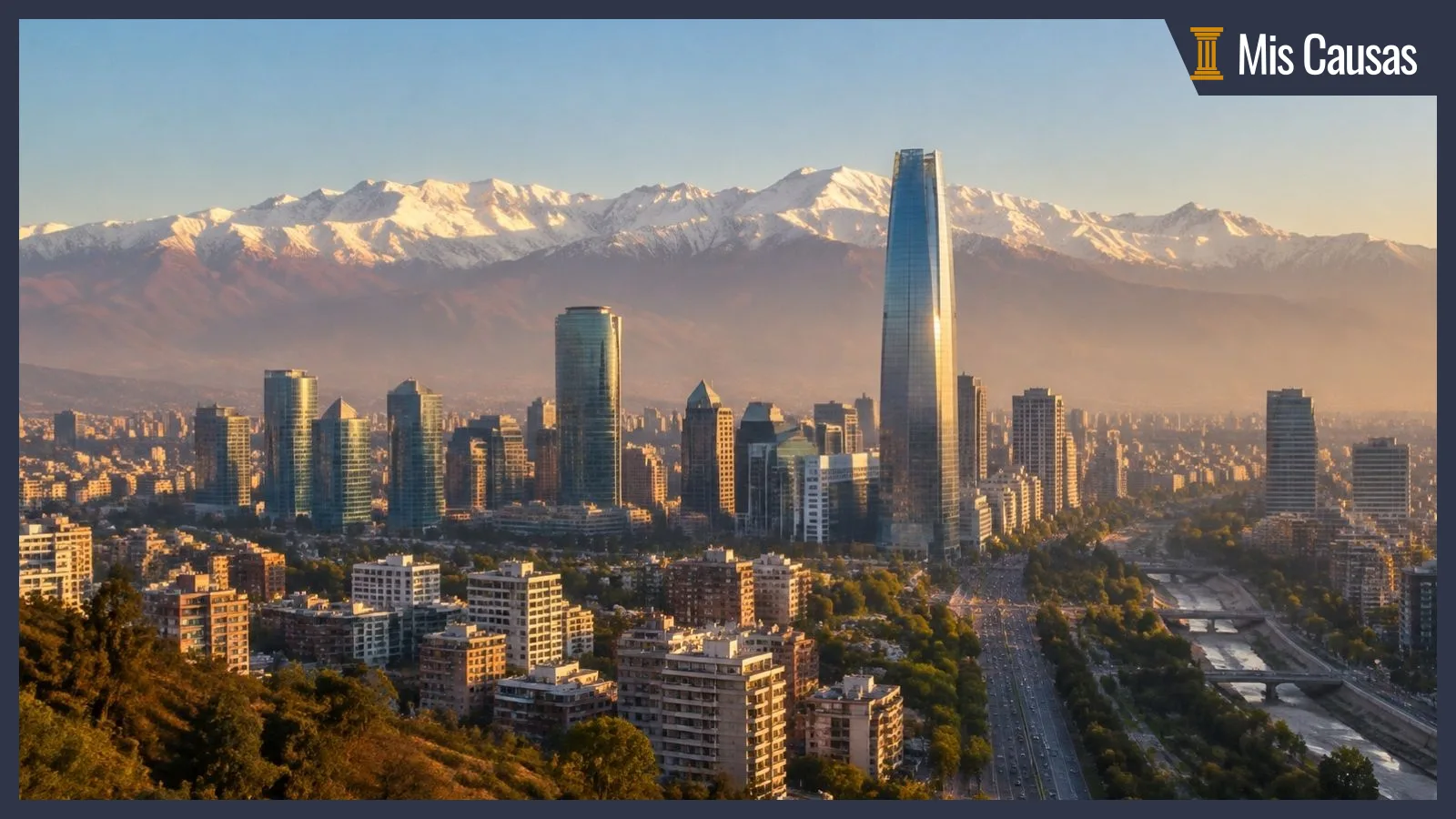 Vista panorámica de Santiago al amanecer con la cordillera nevada, para el panorama de la insolvencia en Chile